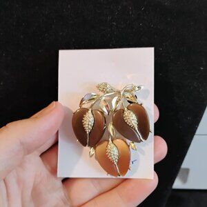 Vintage Lisner brooch